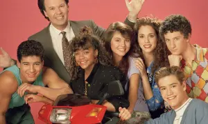 Cast del programma televisivo Bayside School posa sorridente con uno scooter rosso.