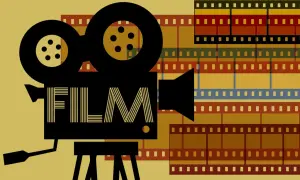 Cine d'America Latina: una cinepresa vintage con pellicole colorate evoca storie e visioni.