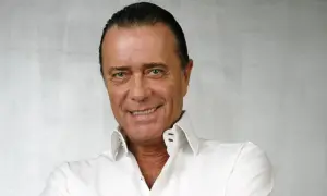 Ritratto di Gianni Nazzaro, sorridente, con camicia bianca. La sua morte ha lasciato un vuoto.