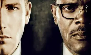 Primo piano di Ben Affleck e Samuel L. Jackson, volti divisi. Un'immagine iconica del film "Hypothesis of Crime".