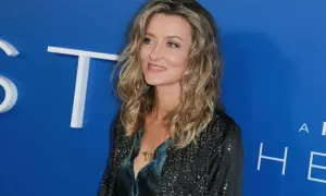 Natascha McElhone, attrice di film e programmi TV, sorride con un ciondolo dorato.