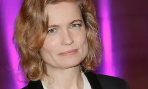 Sarah Biasini, attrice, con un sorriso accennato. Si parla del suo marito.
