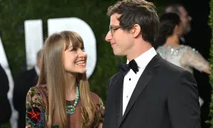 Andy Samberg e Melissa Benoist sorridono, un momento che ricorda i loro film e programmi TV.