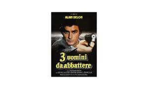 Alain Delon punta una pistola, pronto ad affrontare tre uomini da abbattere.