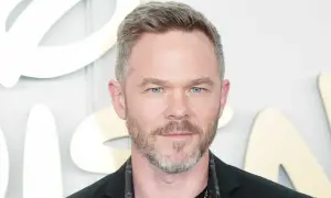 Shawn Ashmore, noto per i suoi ruoli in film e programmi TV, con occhi azzurri penetranti e barba grigia.