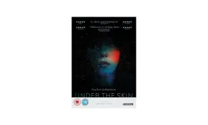 Volto di donna immerso nello spazio stellato, con luci colorate che sembrano penetrare sotto la pelle. Titolo del film "Under the Skin".