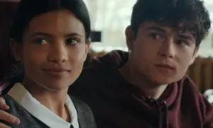 Il cast di uno splendido errore: un ragazzo e una ragazza si guardano con un'espressione pensierosa, lui le tiene un braccio attorno alle spalle.