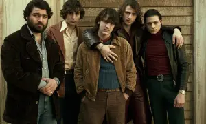 Cinque giovani uomini in abiti anni '70, un'immagine che evoca le origini di Gomorra.