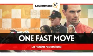 Volti di uomini e donne, con un uomo in primo piano con una tuta da moto arancione. Sotto, il titolo "ONE FAST MOVE" e "La nostra recensione".