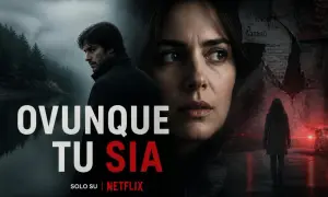 La locandina della serie "Ovunque tu sia" mostra un uomo pensieroso vicino a un lago e una donna in primo piano, con una figura femminile che si allontana in una strada piovosa illuminata da luci rosse.