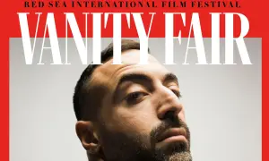 Mohammed Al Turki, protagonista di Vanity Fair al Red Sea International Film Festival, con sguardo intenso.
