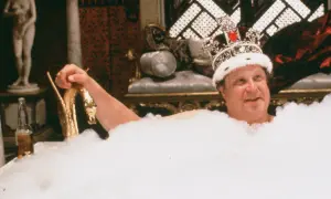 Un uomo con una corona scintillante, immerso in una vasca piena di schiuma, sorride. Sembra che sua maestà viene da Las Vegas, pronto per un bagno regale.