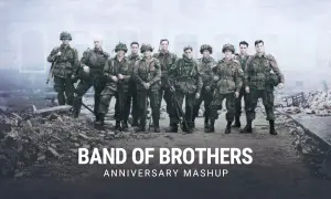 Un gruppo di soldati, veri fratelli al fronte, posa in un paesaggio devastato. La scritta "Band of Brothers" celebra il loro legame indissolubile.
