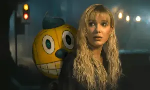 Ragazza bionda con un personaggio giallo dietro, in un'atmosfera cupa. Sembrano in uno stato elettrico di tensione.