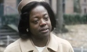 Viola Davis, con un cappello e un cappotto beige, in una scena di film e programmi TV.