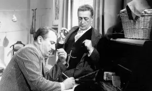 Totò e Peppino, nel cast di "La Malafemmina", discutono animatamente. Uno scrive, l'altro gesticola.
