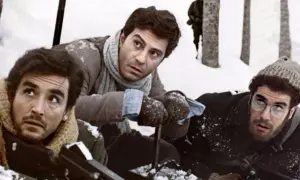Tre uomini in un paesaggio innevato, con espressioni preoccupate. Ricorda un po' quando c'eravamo tanto amati, ma ora la situazione è tesa.