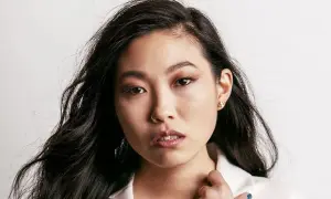 Primo piano di Awkwafina, attrice nota per i suoi film e programmi TV.