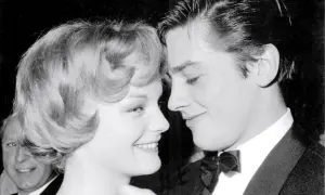 Alain Delon e Romy Schneider, un amore immortalato. Forse lui le sta per consegnare una lettera d'amore.