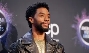Chadwick Boseman, icona di Black Panther, prima della sua tragica morte. Indossa una giacca di pelle borchiata.