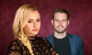 Hayden Panettiere oggi, con un uomo sullo sfondo. Lei indossa un abito di pizzo nero.