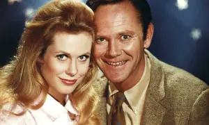 Il cast di Vita da strega: Elizabeth Montgomery e Dick York sorridono vicini, con lei che indossa una camicetta rosa e lui una giacca di tweed.