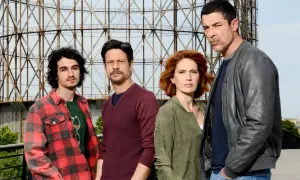Il cast di "Io ti cercherò" posa davanti a una struttura metallica.