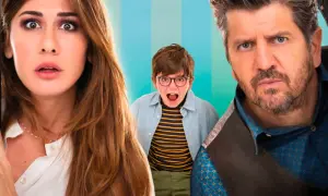 Una madre, un padre e un bambino con espressioni sorprese. Sembra che ci sia **tre di troppo** in questa famiglia!