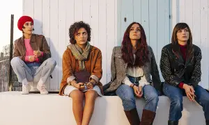 Quattro donne sedute, un'immagine dal film brave ragazze, con sguardi pensierosi rivolti verso l'alto.