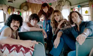 I membri di Daisy Jones & The Six, in un bus decorato, si preparano per un nuovo viaggio musicale.