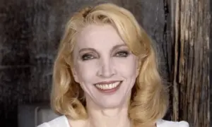 Mariangela Melato sorride, un'icona del cinema italiano. La sua causa morte è stata una malattia.