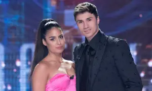 Mirko e Perla, un duo affascinante sul palco, lei con un abito rosa acceso, lui elegante in giacca nera tempestata di cristalli.