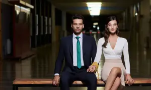 Coppia elegante seduta su una panca, lui in abito scuro, lei in abito bianco. Le loro mani sono unite da una catena dorata, simbolo dei loro segreti di famiglia.