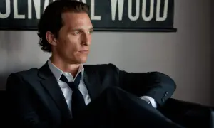 Matthew McConaughey in un completo scuro, pronto per la grande truffa.