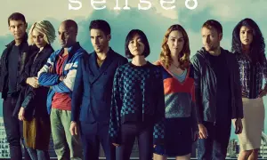 Il cast di Sense8, otto persone diverse ma connesse, posano insieme sotto un cielo nuvoloso.