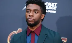 Chadwick Boseman, l'indimenticabile attore di Black Panther, con un look elegante.