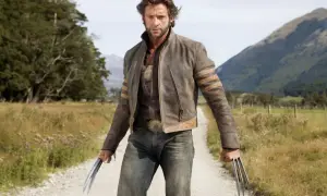 Hugh Jackman nei panni di Wolverine, con artigli estesi, in una scena di "X-Men Le Origini - Wolverine".