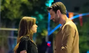 Una giovane donna e un uomo si guardano intensamente, un momento carico di tensione nella **innocence serie turca**.