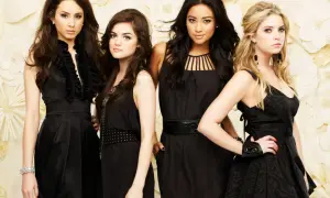 Il cast di Pretty Little Liars posa in abiti eleganti neri su uno sfondo floreale.