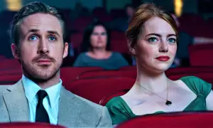 Il cast di La La Land, Ryan Gosling ed Emma Stone, seduti in un cinema, sognano il loro futuro.