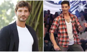 Stefano De Martino sorride in primo piano a sinistra, con una giacca nera su una maglietta bianca. A destra, Stefano De Martino in camicia a quadri rossa, con tatuaggi visibili.