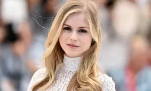 Erin Moriarty, con un abito di pizzo bianco, appare serena, nonostante le voci sulla sua erin moriarty malattia.