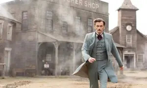 Phileas Fogg, protagonista de "il giro del mondo in 80 giorni serie tv", cammina in un villaggio polveroso.