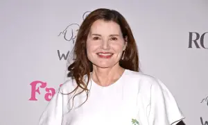 Geena Davis sorride, ricordando i suoi film.