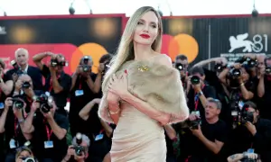 Angelina Jolie a Venezia, splendida sul red carpet, circondata da flash e fotografi.