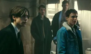 I fratelli Hargreeves si preparano per una nuova avventura in The Umbrella Academy 4, con sguardi preoccupati e determinati.