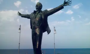 Statua di Domenico Modugno, simbolo della sua nascita artistica e della sua celebre canzone.