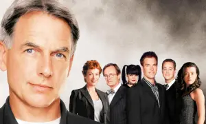 Mark Harmon in primo piano, circondato dal cast di film e programmi TV di NCIS.