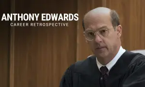 Anthony Edwards (attore) in veste di giudice, con testo "Career Retrospective".