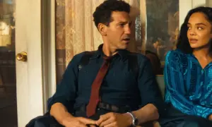 Un uomo e una donna seduti vicini, lui con camicia blu e cravatta rossa, lei con camicetta blu decorata. Sembrano discutere, forse ognuno cerca di capire la sua verità.